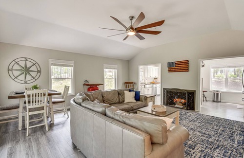 Townville Casa | Waterfront Townville Home w/ Hot Tub + Dock!