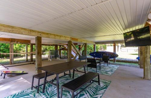 Rocky Point Casa | Waterfront Treehouse on the Cape Fear with Dock