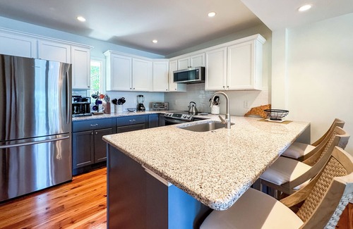 South Beach Condominio | WATERFRONT VILLA W/ DOCK, NEAR SALTY DOG, BEACH & PICKLEBALL COURTS