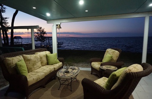 Santa Rosa Beach Cabaña | Waterfront vacation cottage on Choctawhatchee Bay with boat/PWC tie-up