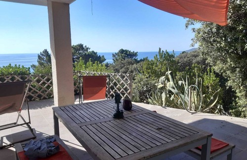 Sari-Solenzara Casa | Villa frente al mar - acceso al mar a 5 minutos a pie