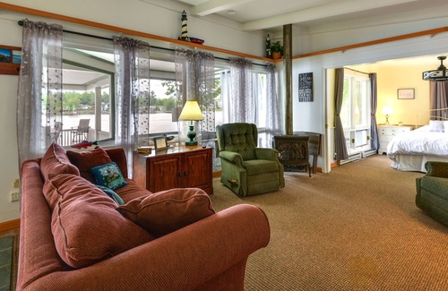 Wellesley Island Cabaña | Waterfront Wellesley Island Cottage w/ Boat Slip!