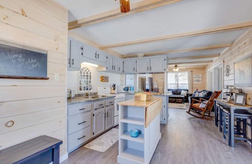 Alberton Cabaña | Waterfront with Access Indoor Hot Tub Sauna 3 BRs