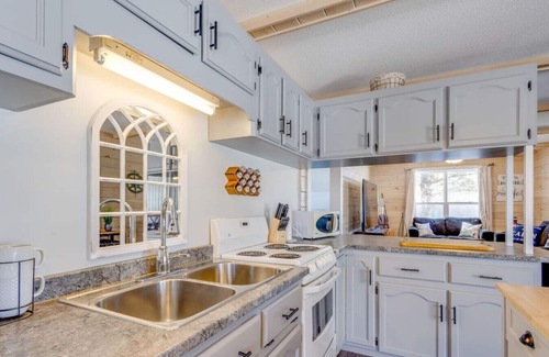 Alberton Cabaña | Waterfront with Access Indoor Hot Tub Sauna 3 BRs