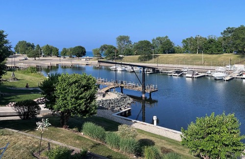 Downtown Kenosha Casa | Waterfront with Lake Michigan Views! Walking distance to beach, restaurants/bars