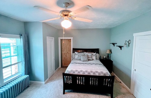 Downtown Kenosha Casa | Waterfront with Lake Michigan Views! Walking distance to beach, restaurants/bars
