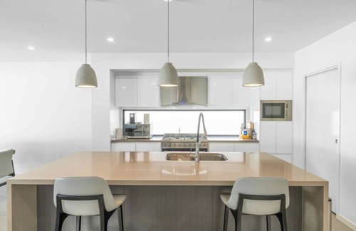Helensvale Casa | Waterfront Wonder - Pool, Views & Luxury in Helensvale