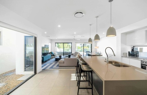 Helensvale Casa | Waterfront Wonder - Pool, Views & Luxury in Helensvale