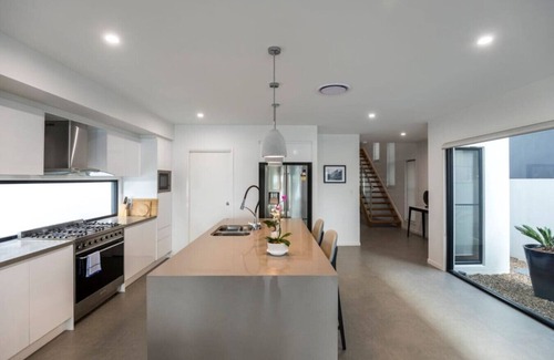 Helensvale Casa | Waterfront Wonder - Pool, Views & Luxury in Helensvale