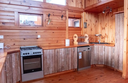 La Preneuse Chalet De Esquí | Wooden chalet on the waterfront facing the turquoise lagoon