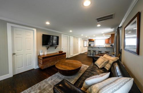 Waves Casa | Watermen's Hideout - Waterfront 2-Bedroom, 1-Bathroom Cottage with a Hot tub and Waterfront Deck