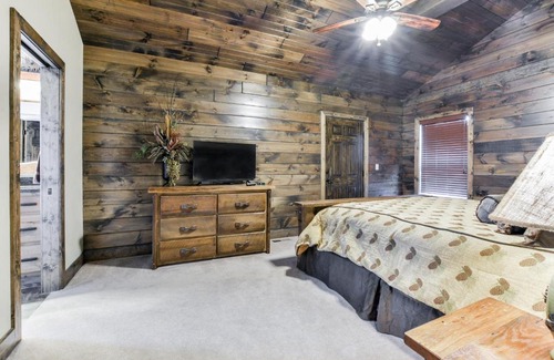 Indian Point Casa | WaterMill Cove Resort Lakefront Lodge By Silver Dollar City 2 POOLS Dock