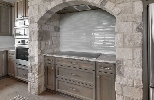 Canyon Lake Casa | “WATERS-EDGE” A WATERFRONT home! Hot Tub!! VIEWS!!!