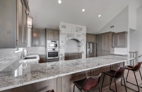 Canyon Lake Casa | “WATERS-EDGE” A WATERFRONT home! Hot Tub!! VIEWS!!!