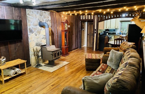 Randleman Cabina | Water’s Edge Cabin - Private Waterfront Cabin on 7 acres