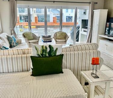 Marina Martinique Apartamento | Waters Edge Guest House