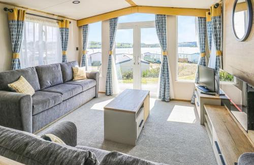 Cardigan Complejo | Waters Edge Leisure Park
