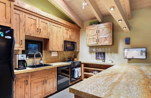 Tahoma Condominio | Waters Edge Oasis | Shared Pool & Pier Access