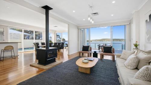 Point Clare Casa | Waters Edge - Point Clare - Pool , Spa, Private Jetty