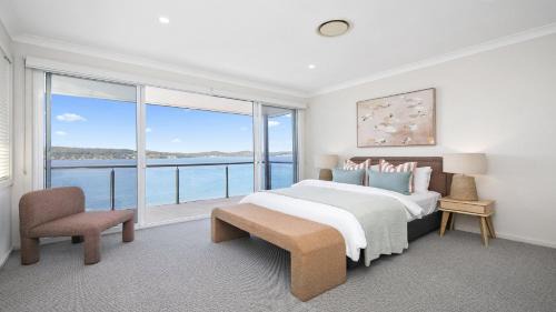 Point Clare Casa | Waters Edge - Point Clare - Pool , Spa, Private Jetty