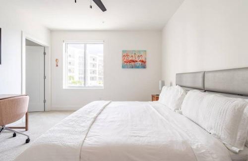 Central Sarasota Apartamento | Waterside Retreat: Modern 2BR, Mins to Beach & Apt