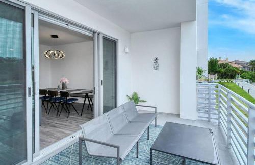 Central Sarasota Apartamento | Waterside Retreat: Modern 2BR, Mins to Beach & Apt