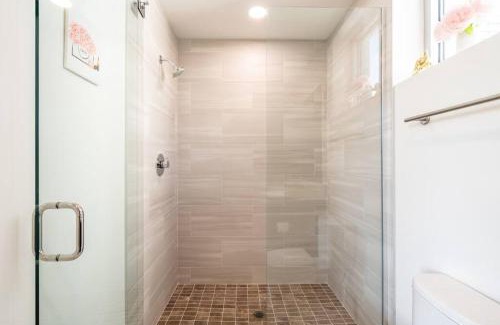 Central Sarasota Apartamento | Waterside Retreat: Modern 2BR, Mins to Beach & Apt