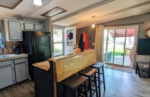 Port Clinton Casa | Waterside Retreat! Canal front, family friendly, big yard, boat access