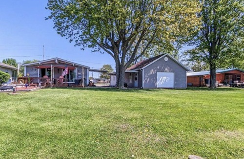 Port Clinton Casa | Waterside Retreat! Canal front, family friendly, big yard, boat access