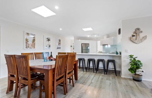 Parrearra Casa | Waterslide, Pool, Games Room ~Family Holiday~ Close to Beach Restaurants & Shops