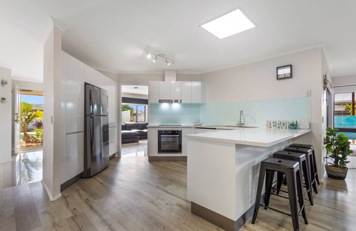 Parrearra Casa | Waterslide, Pool, Games Room ~Family Holiday~ Close to Beach Restaurants & Shops