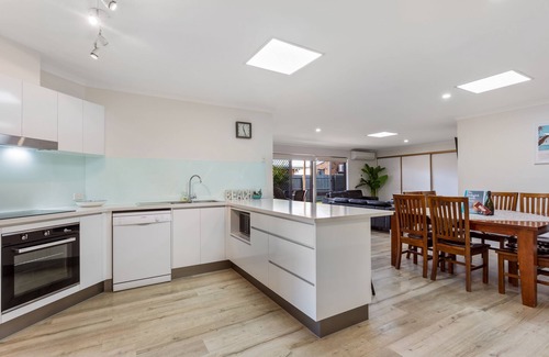 Parrearra Casa | Waterslide, Pool, Games Room ~Family Holiday~ Close to Beach Restaurants & Shops