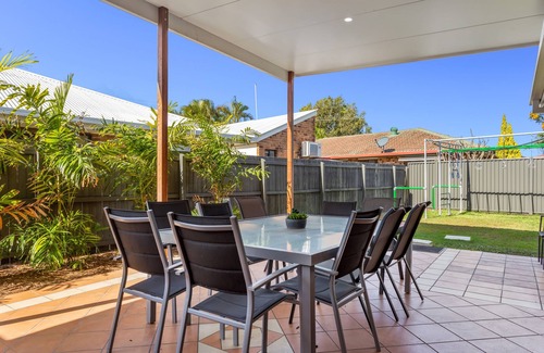 Parrearra Casa | Waterslide, Pool, Games Room ~Family Holiday~ Close to Beach Restaurants & Shops