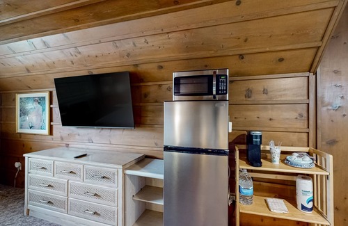 Cocoa Apartamento | Waterview studio w/shared boat access, pier fishing, WiFi