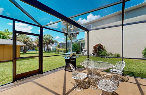 Cocoa Apartamento | Waterview studio w/shared boat access, pier fishing, WiFi
