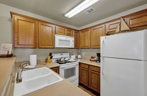 New Braunfels Condominio | Recién renovado precioso 2/2 condominio en el río Guadalupe en New Braunfels