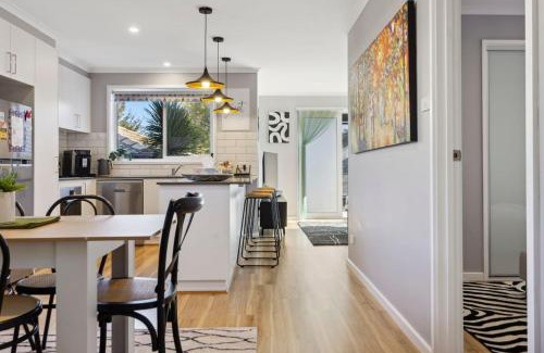 Wanniassa Casa | Wattlebird Cottage - Chic Comfort near Mount Taylor