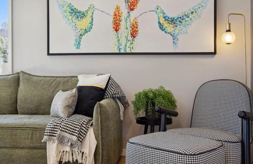 Wanniassa Casa | Wattlebird Cottage - Chic Comfort near Mount Taylor
