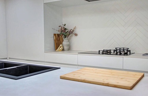 Barwon Heads Casa | Wattlebird Escape – Heated Pool, Pizza Oven, Sleeps 10