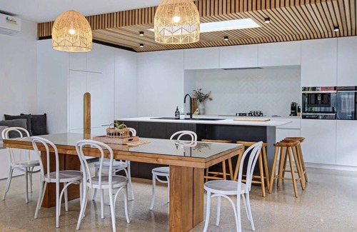 Barwon Heads Casa | Wattlebird Escape – Heated Pool, Pizza Oven, Sleeps 10