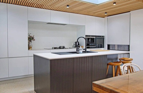 Barwon Heads Casa | Wattlebird Escape – Heated Pool, Pizza Oven, Sleeps 10