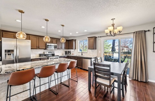 Waukee Casa | Waukee Retreat, nestled in the heart of the city, stylish and spacious house.