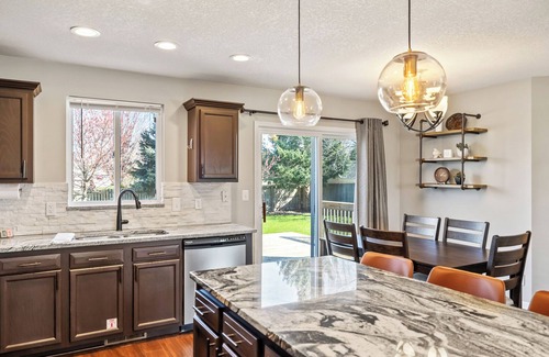 Waukee Casa | Waukee Retreat, nestled in the heart of the city, stylish and spacious house.
