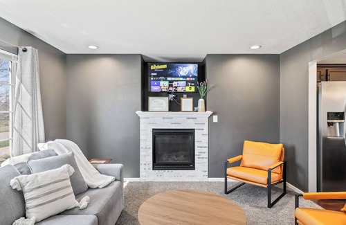 Waukee Casa | Waukee Retreat, nestled in the heart of the city, stylish and spacious house.