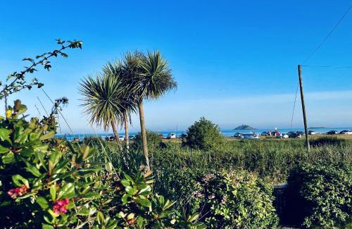 Garryvoe Casa | Wavecrest Holiday Cottage by Trident Holiday Homes
