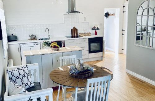 Garryvoe Casa | Wavecrest Holiday Cottage by Trident Holiday Homes