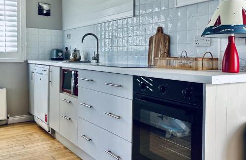 Garryvoe Casa | Wavecrest Holiday Cottage by Trident Holiday Homes