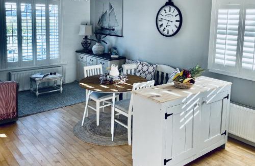 Garryvoe Casa | Wavecrest Holiday Cottage by Trident Holiday Homes
