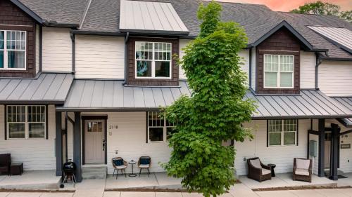 Historic Waverly Apartamento | Waverly by AvantStay Nashville-Inspired Townhome w Luxury Kitchen Pool Table