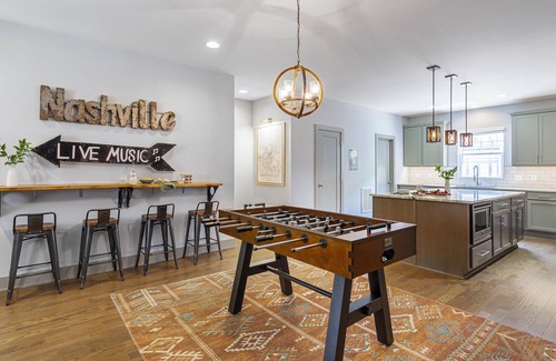 Woodland in Waverly Apartamento | Waverly by AvantStay | Nashville-Inspired Townhome w/ Luxury Kitchen, Pool Table